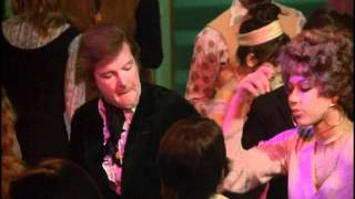 Roger Moore's embarrassing dance