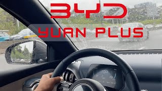 Prueba en carretera con el #BYD #Yuan #Plus | Ascenso con carretera mojada