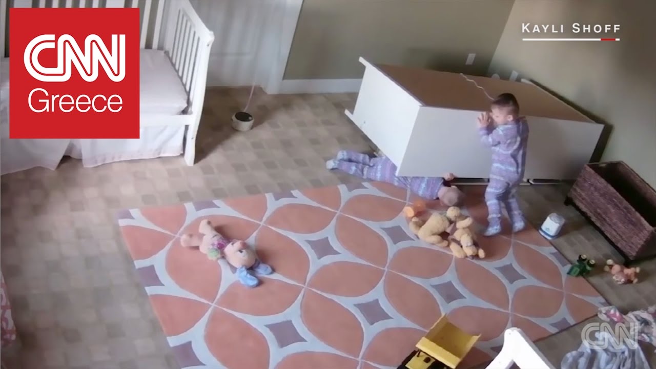 Μικρός ήρωας ετών 2 (!) σώζει τον αδερφό του από πτώση επίπλου