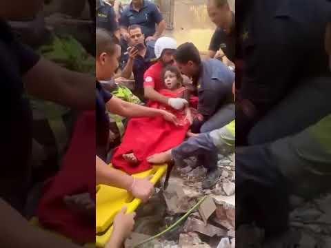 إنقاذ الطفلة حور من بين أنقاض عقارات حدائق القبة