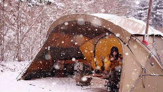 [4K] camping in the snow in the quiet mountains alone. hearing snow falling in a relaxing shelter.