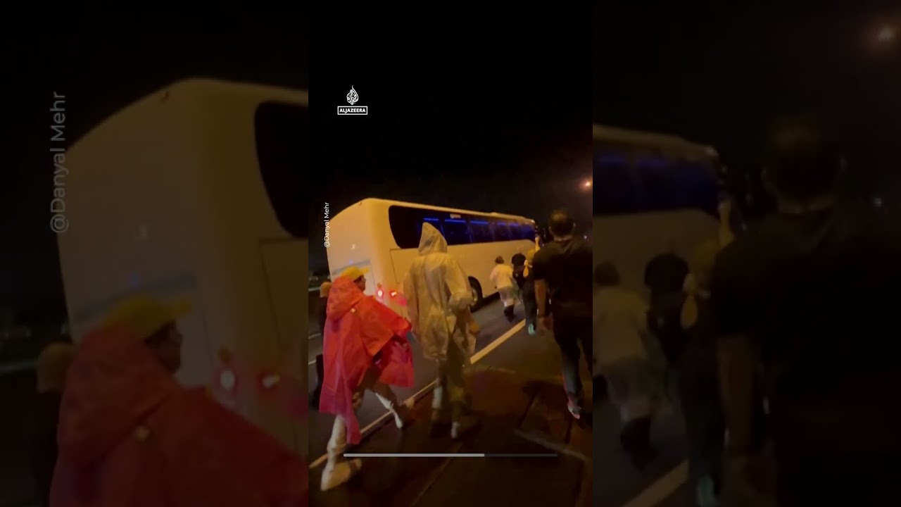 هتفت الجماهير "أنقذوا فتياتنا" في الحافلة التي تقل فريق إيران للسيدات