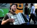 Уличный музыкант исполняет песню Майкла Джексона