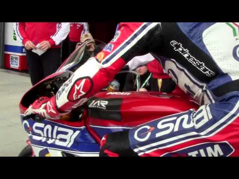 Video: Superbikes Australia 2011: Carlos Checa paneb esimese kivi tiitli võitmiseks