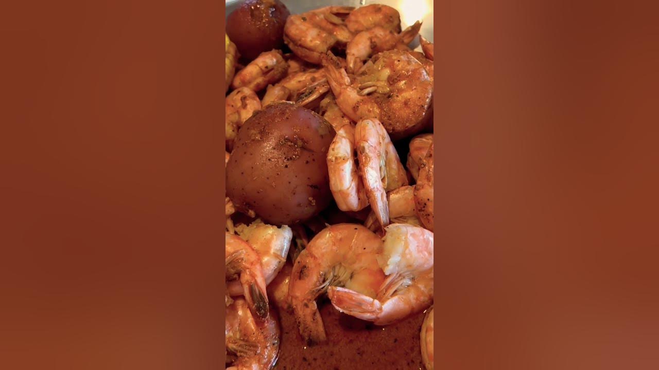 Shrimp Seafood Boil at Hook and Reel in hiltonhead !!😋 seafoodboil 