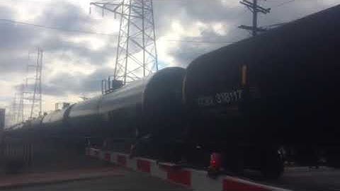 NS 65K Runs Through Queens Bridge Crossing at Bound Brook, NJ With Friendly Crew 3/25/18
