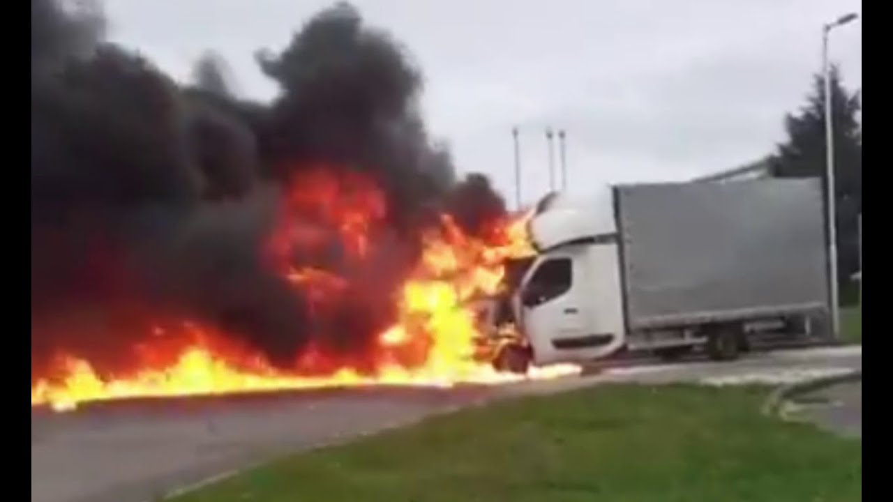 Benzinkút parkolójában gyulladt ki egy kisteherautó motortere Szombathelyen