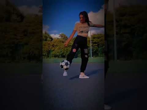 اقوى بنت تلعب كرة قدم