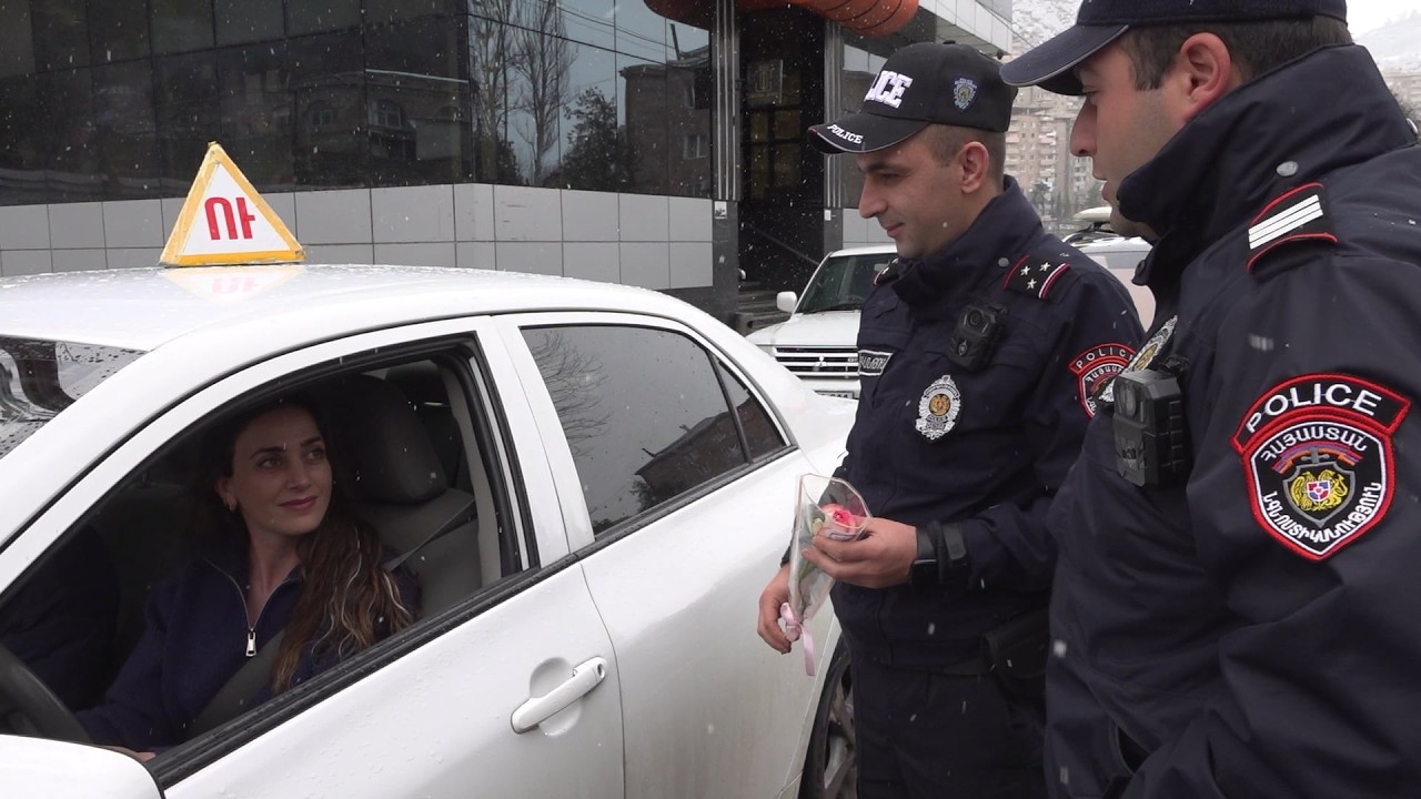 Ծաղիկներ կին վարորդներին