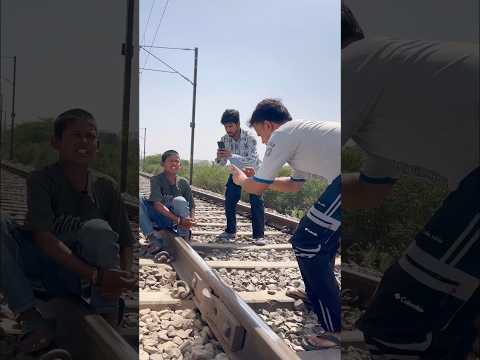 🚄ट्रेन की पटरी मैं पैर फसा बच्चे का🥺#indianarmy #shorts #youtubeshorts #foryou #train  #army