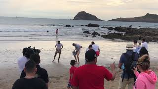 Banda Tierra Sagrada Corre En Calzones En La Playa