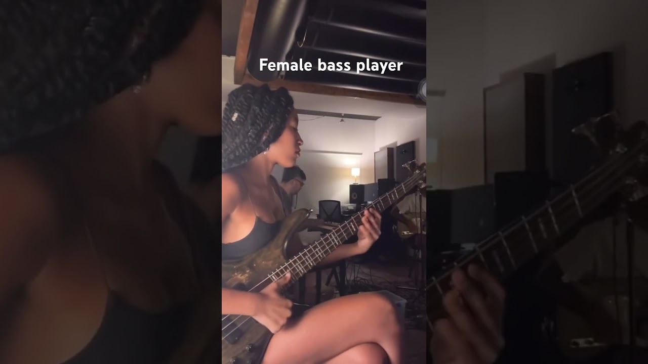 FINEST Female bassplayer slaps the Bass ( ibanez fan fret ) 