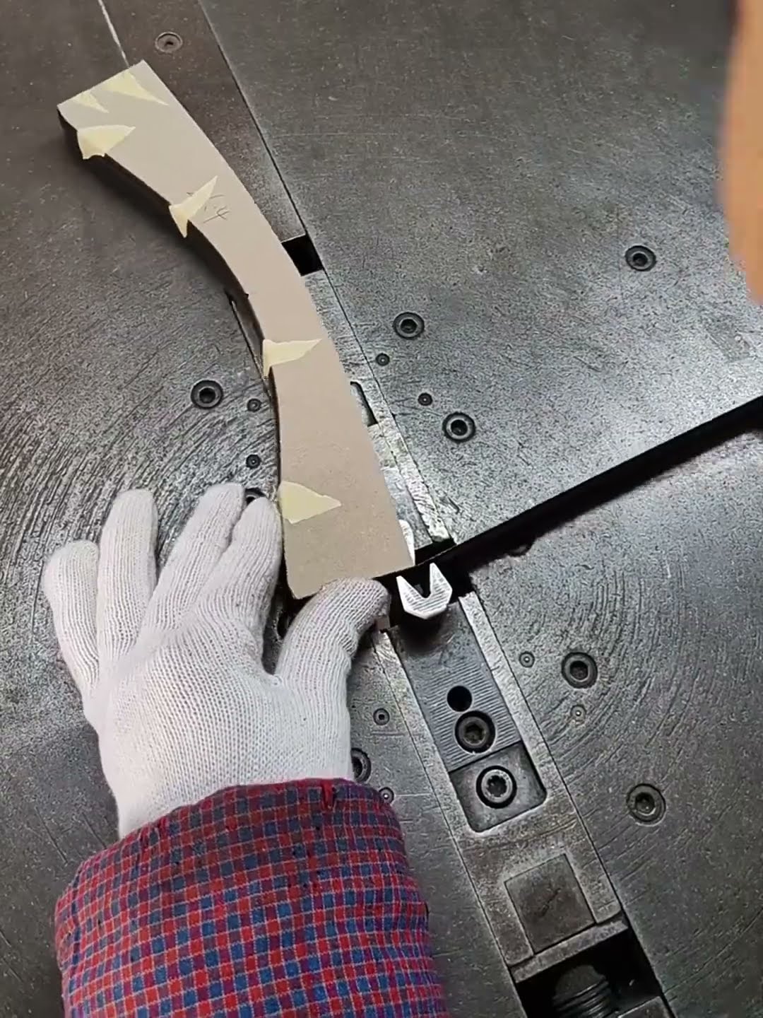 The bending process of the steel knife mold- Good tools and machinery make work easy