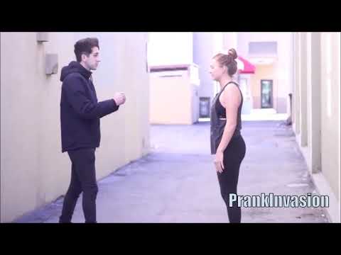 رجل يقبل بنات امريكا عن طريق لعبة 