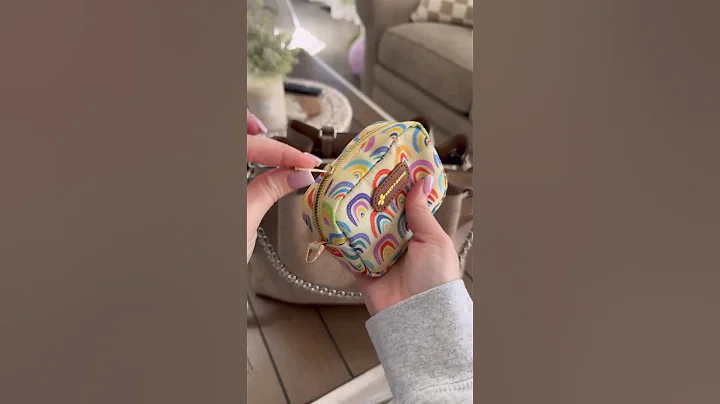 What’s in my purse ASMR 😍👜🤌🏼 #satisfying #motivation #asmr #louisvuitton #bellatote #organized