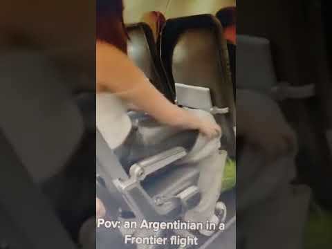 "No me va a tragar la pobreza"  se encimó varias prendas para no pagar equipaje.