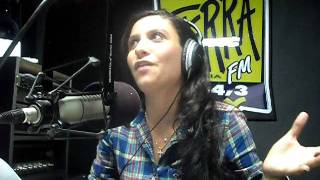 Tayara Cristina no estudio da  Terra FM