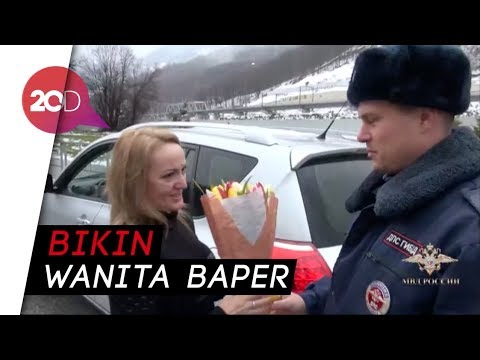 Video: Anggota Polis Menyampaikan Bunga Kepada Wanita Di Rusia
