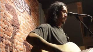 Lagu Pejalan - Sisir Tanah Live at Earhouse