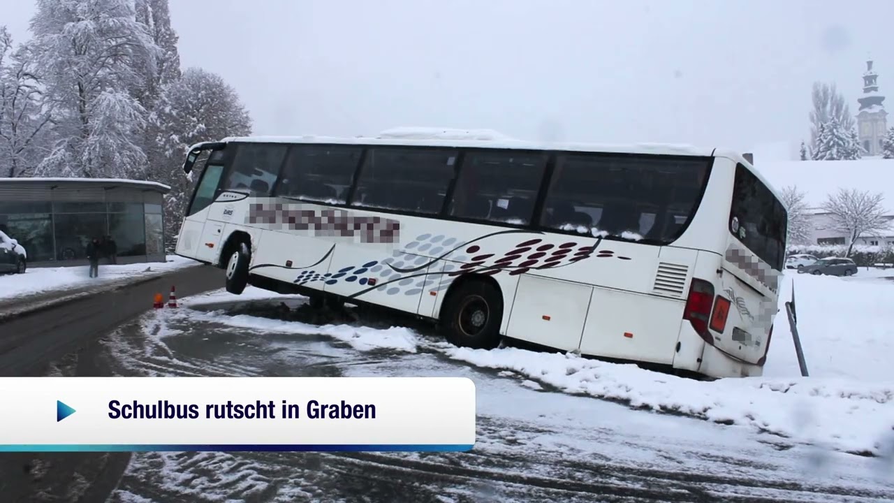 Schulbus rutscht in Graben Fürstenzell 01 12 2023