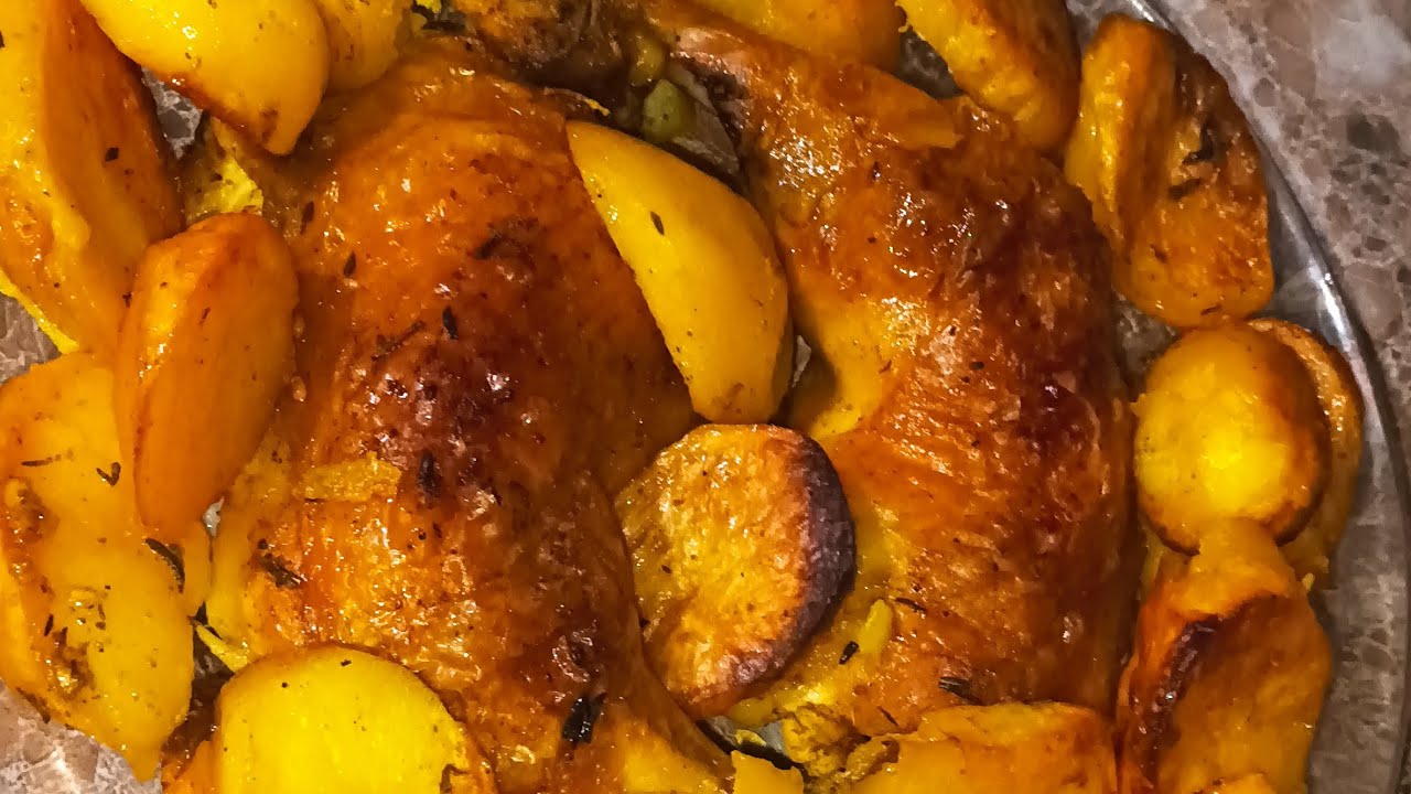 Poulet au four avec pommes de terre avec un merveilleux assaisonnement