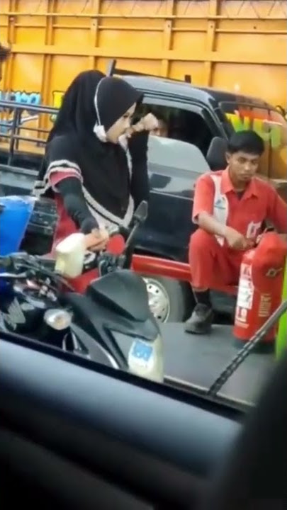 Pegawai SPBU Cantik