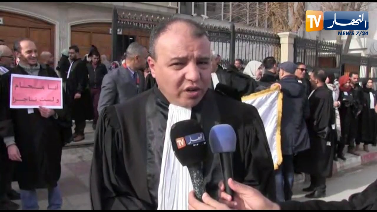 المحامون في وقفة إحتجاجية أمام مقر مجلس قضاء سعيدة رافضين الضرائب الجديدة