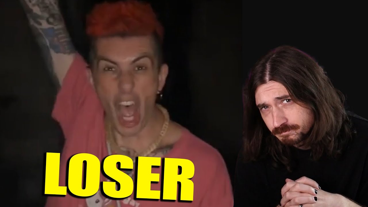 Кикер стреляет фейерверками в детей