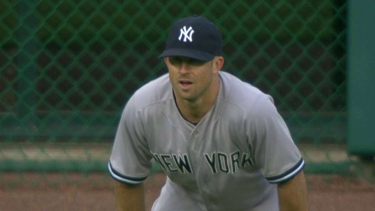 NYY@DET: Gardner makes great grab, runs into wall