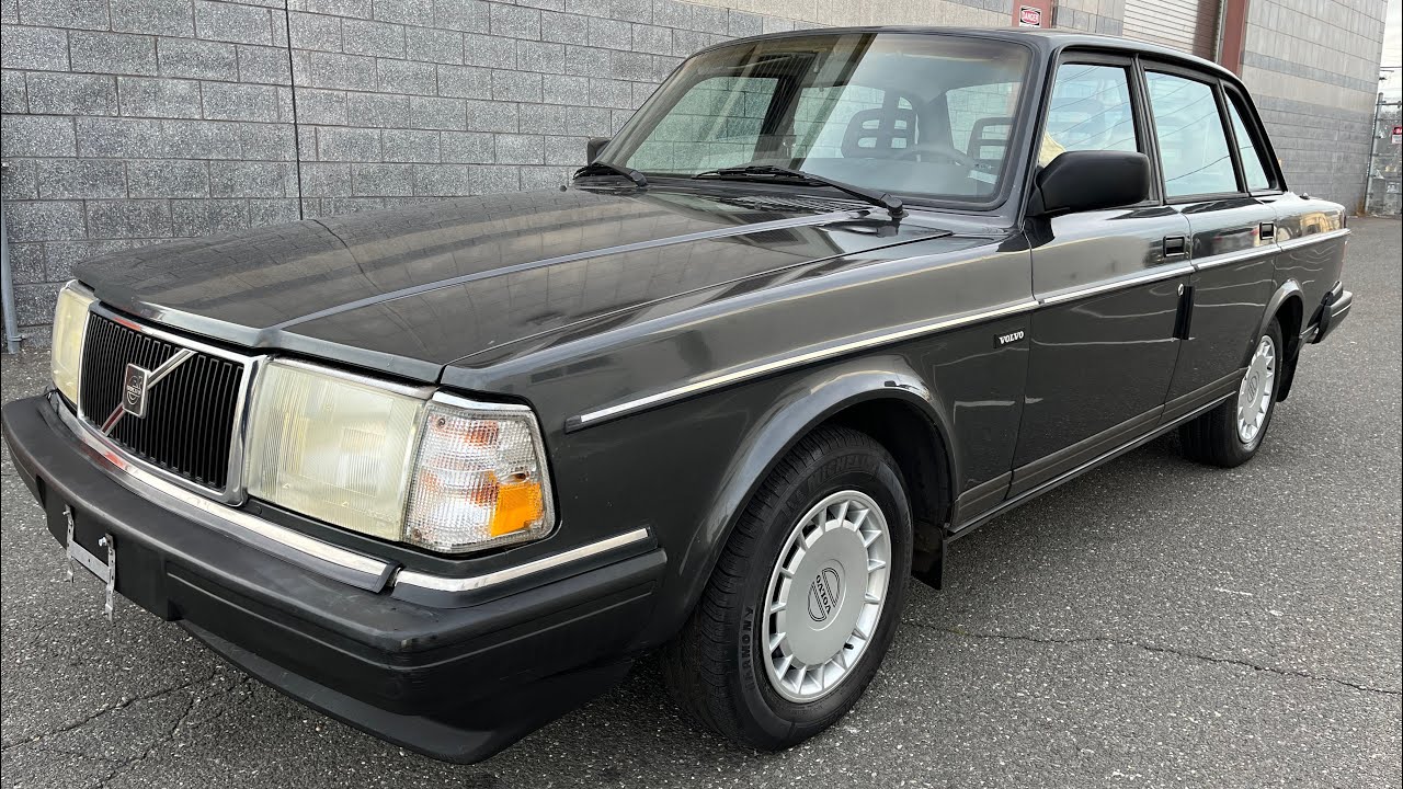 Продается седан Volvo 240 1993 года выпуска.