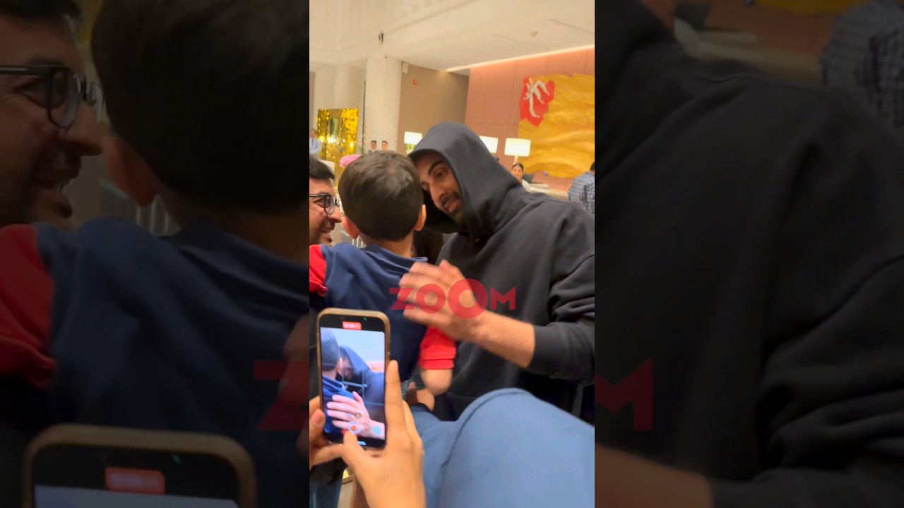 Ranbir Kapoor CUTELY interacts with his young fan at a hotel 😍 #shorts #ranbirkapoor #spotted
