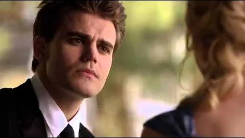 Wann hat sich Stefan in Caroline verliebt?