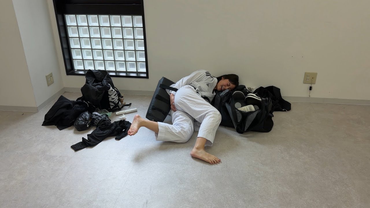 美女の蹴り受けてみた