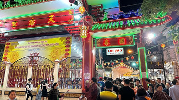 Hàng Ngàn Người Về Chùa Bà Bình Dương Lúc Nửa Đêm 14 Rằm Tháng Giêng