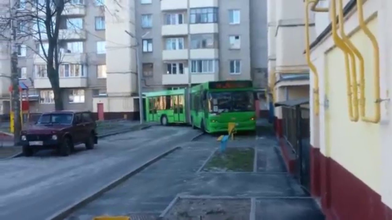 Автобус въехал во двор