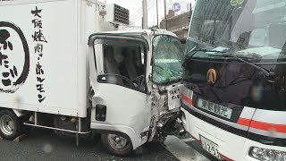 トラックなど5台絡む事故 新橋、歩行者ら5人負傷