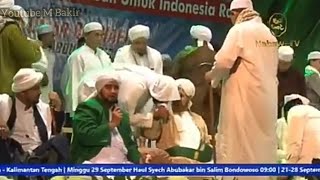 Momen Syeikh Ali Jaber Mencium Tangan Habi Umar Bin Hafidz.