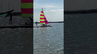 Les voiliers sur le lac de la forêt d'Orient  Catamaran au départ d'un ponton de la plage