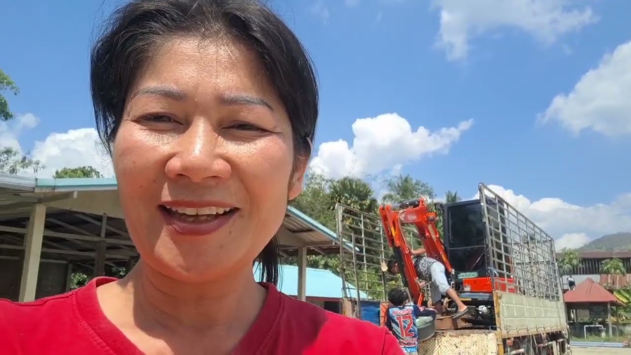 ถึงจุดหมายโดยสวัสดิภาพ มาส่งรถแมคโครให้ลูกค้าที่ อ.ปากชม จ.เลย