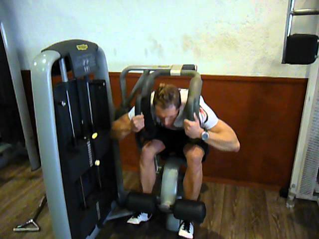 Exercice de musculation abdos haut : machine abdos 