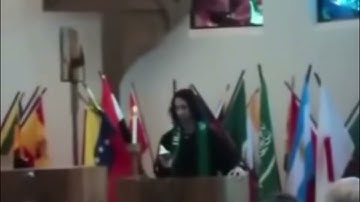 مبتعث سعودي يقرأ سورة مريم في كنيسة.