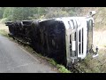 山道をハイキングしていると大型トレーラーが!