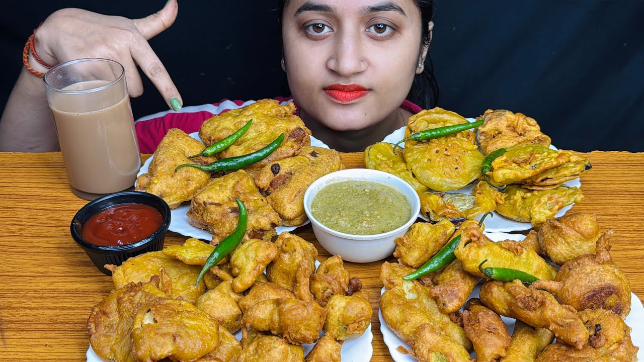 EATING BREAD PAKORA,GOBI PAKORA,PANEER PAKORA,BATATA VADA,ALOO CHOP,BEGUN PAKORA,PALAK PAKORA|FOOD