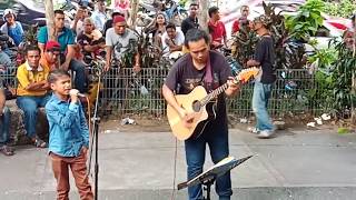 Bergegas orang datang depan sogo, penuh Kat depan bila adik Fahmi muncul... chords