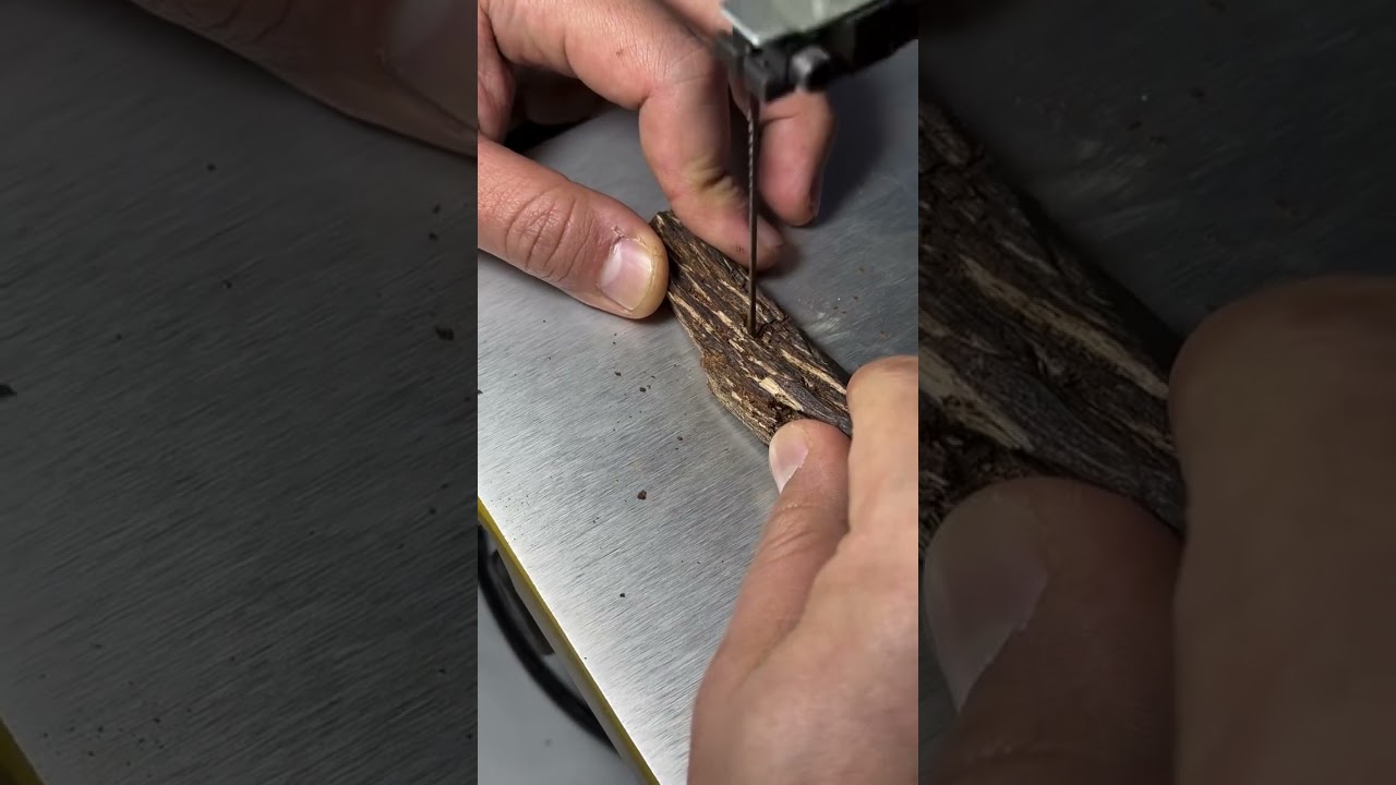 This wood has an elegant fragrance and is called nanmu.