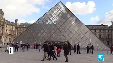 Cosa c'è sotto la piramide del Louvre?