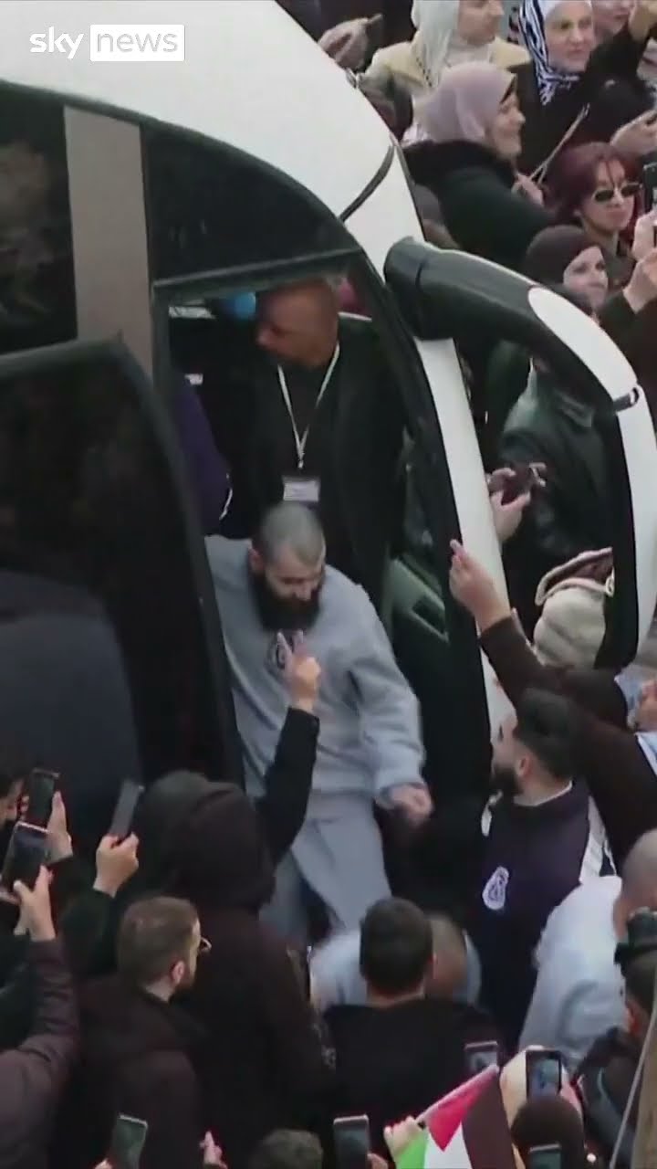 Palestinian prisoners met by jubilant crowd