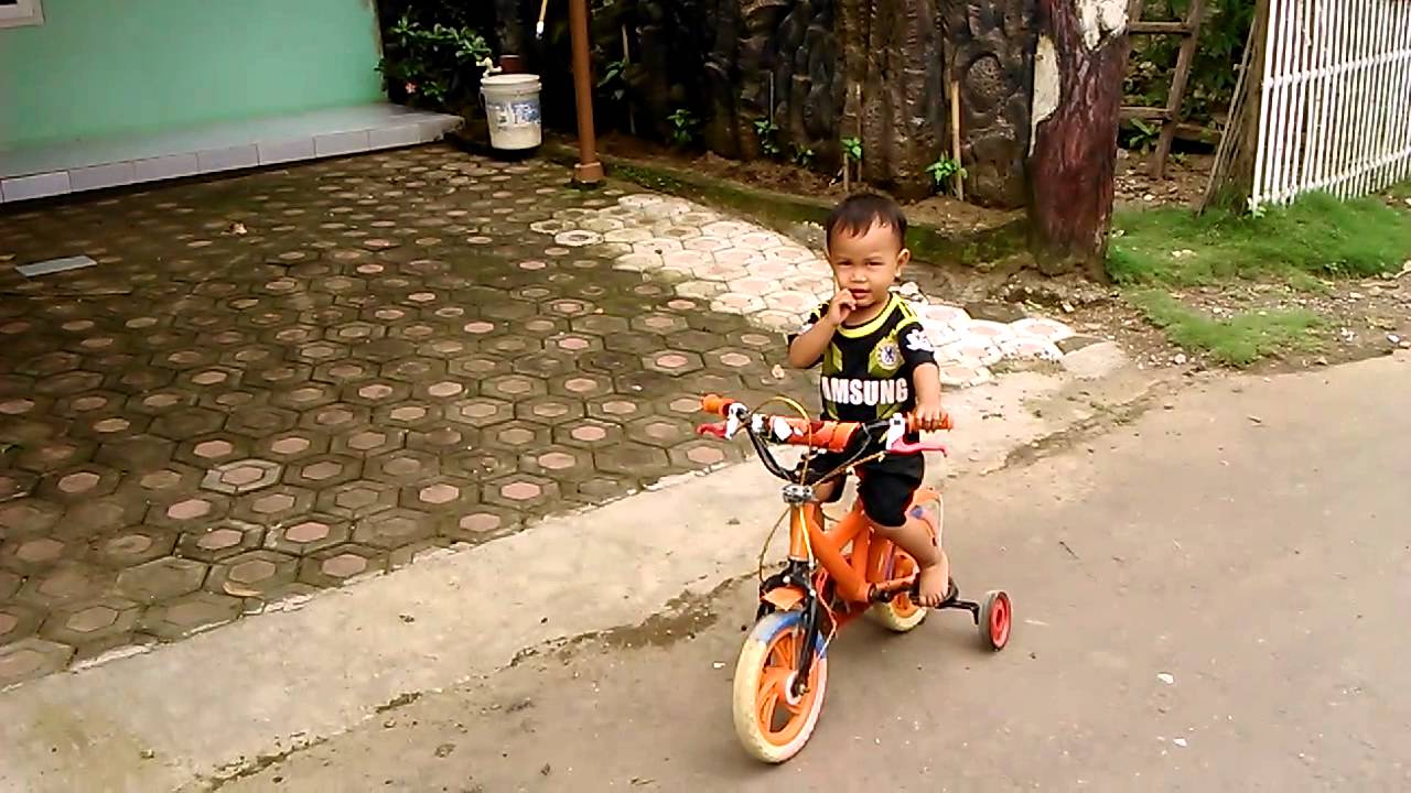 Anak Kecil Usia 2 Tahun Pintar Naik Sepeda YouTube
