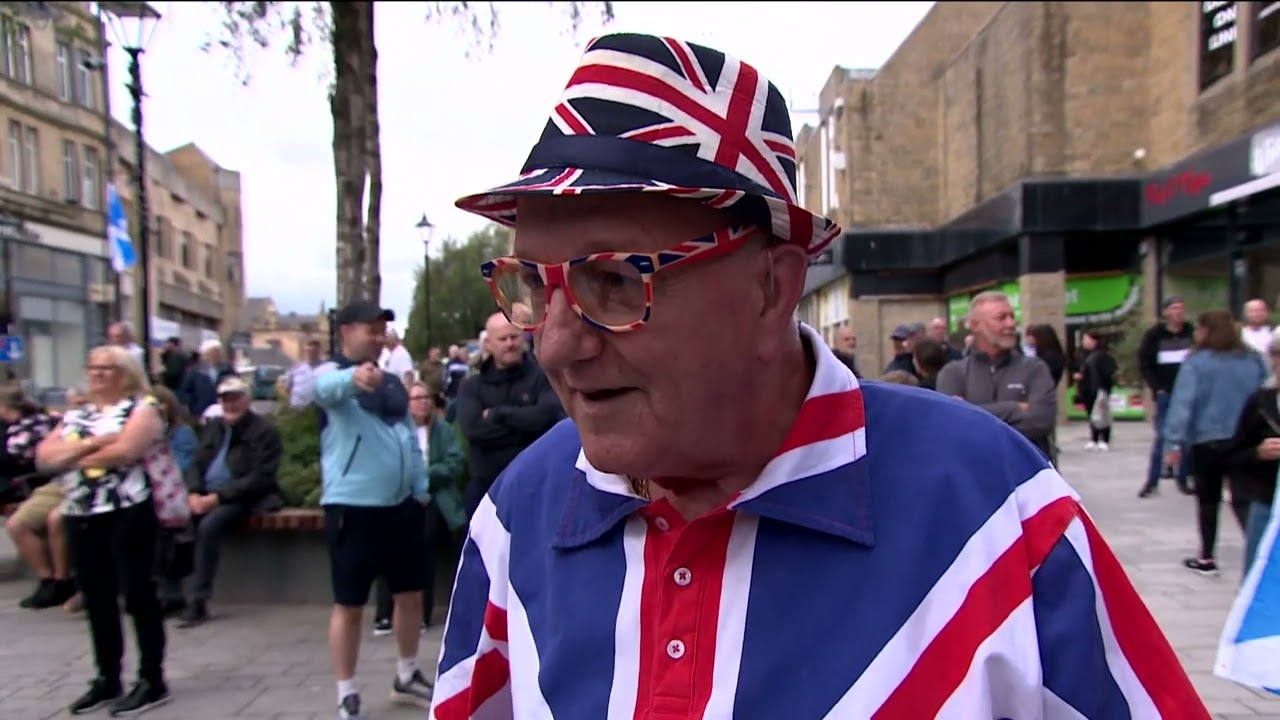 Anti-asylum hotel protest in Falkirk met with counter-protest | STV News Aug 30th