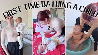 Download Lagu LITTLE GOD MOTHER BATH THE CHILD FOR THE FIRST TIME IN HER LIFE . Absolutely amazing 👏 🤩  MP3